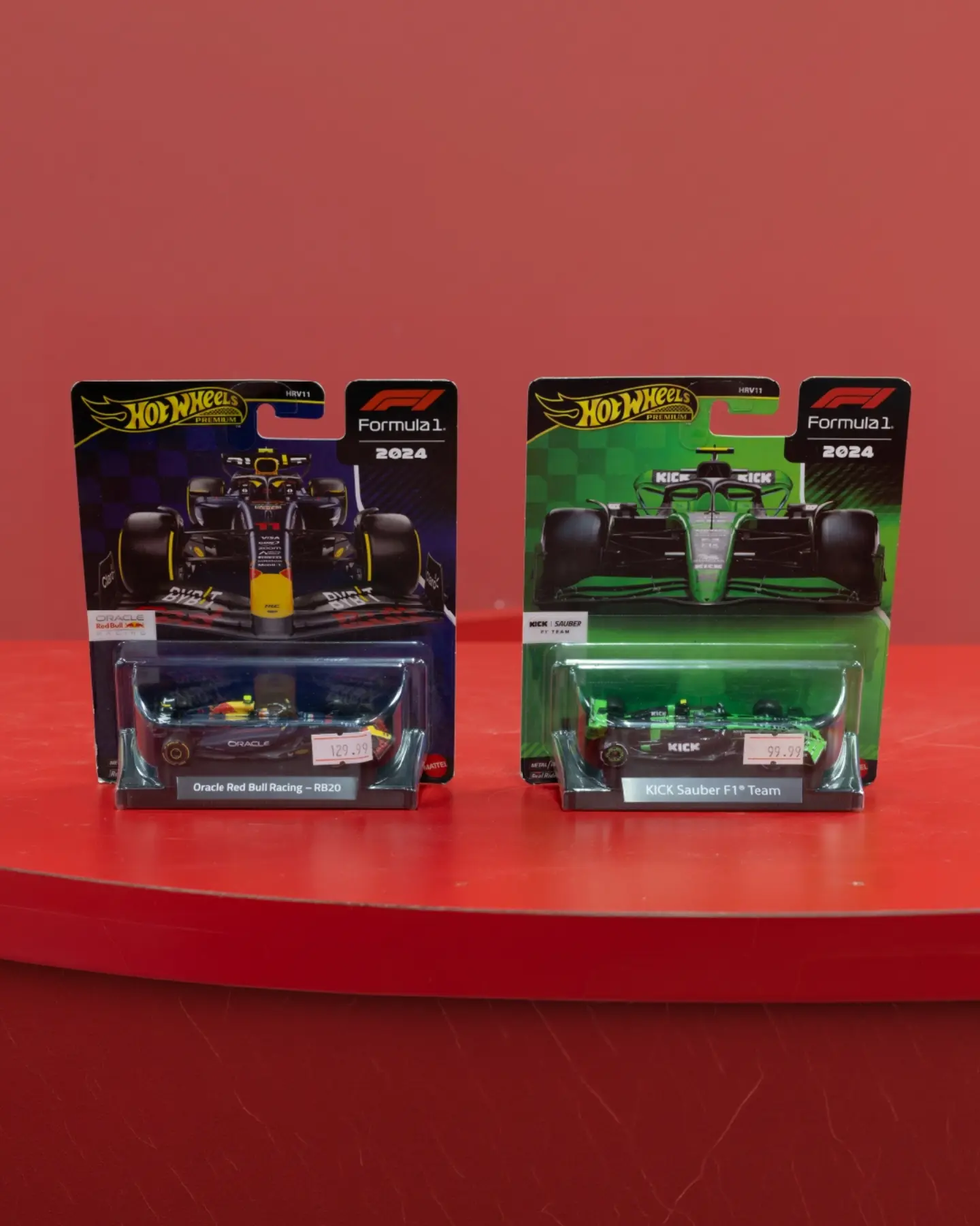 Dos blísters Hot Wheels de Fórmula 1 edición 2024 sobre fondo rojo