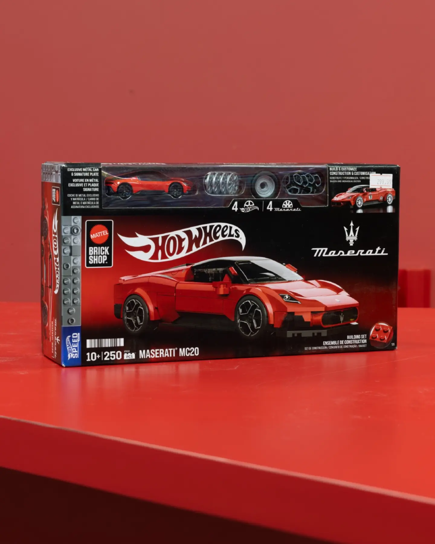 Caja Hot Wheels Brick Shop del Maserati MC20 sobre fondo rojo