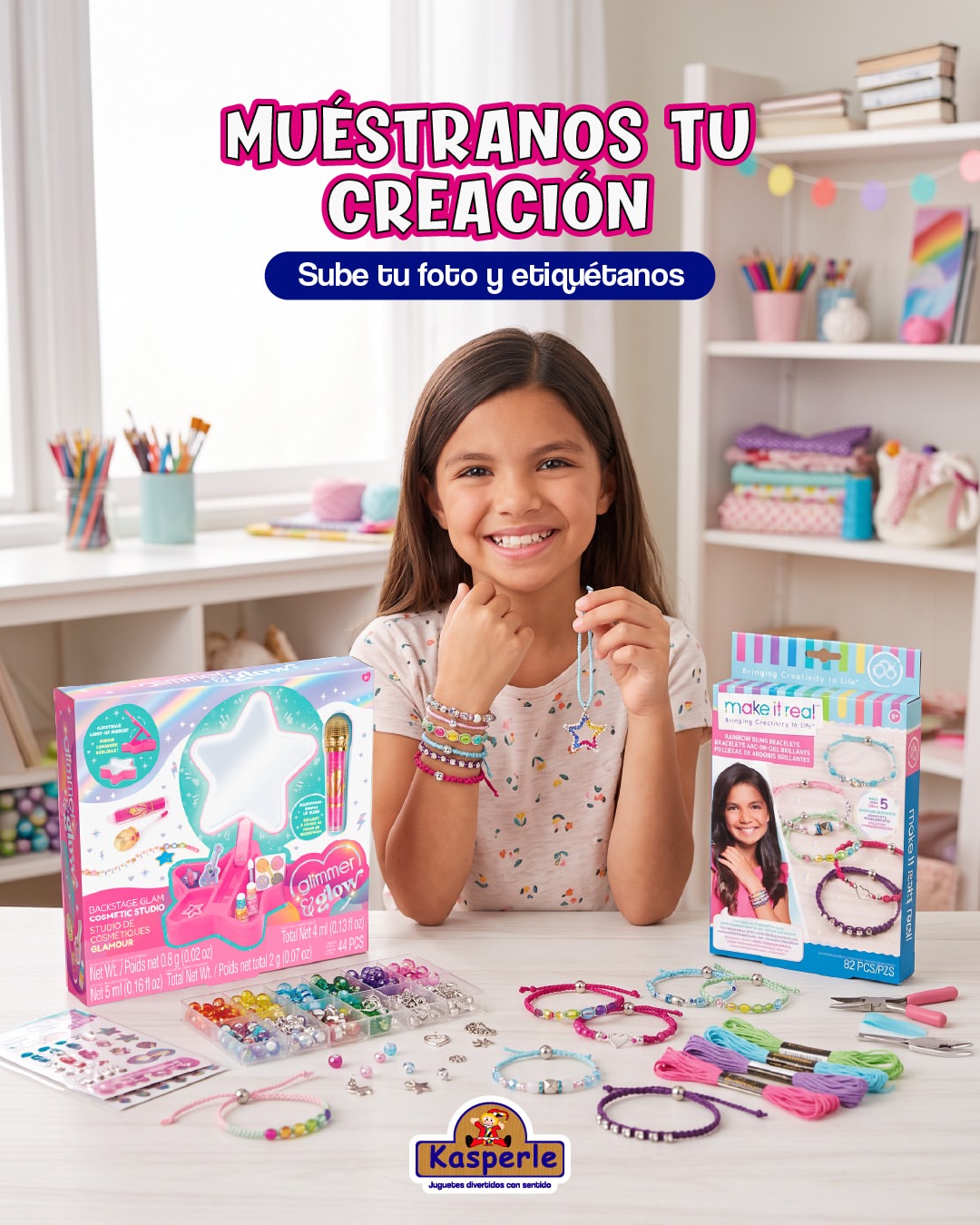 Niña mostrando pulseras hechas con kits Make It Real