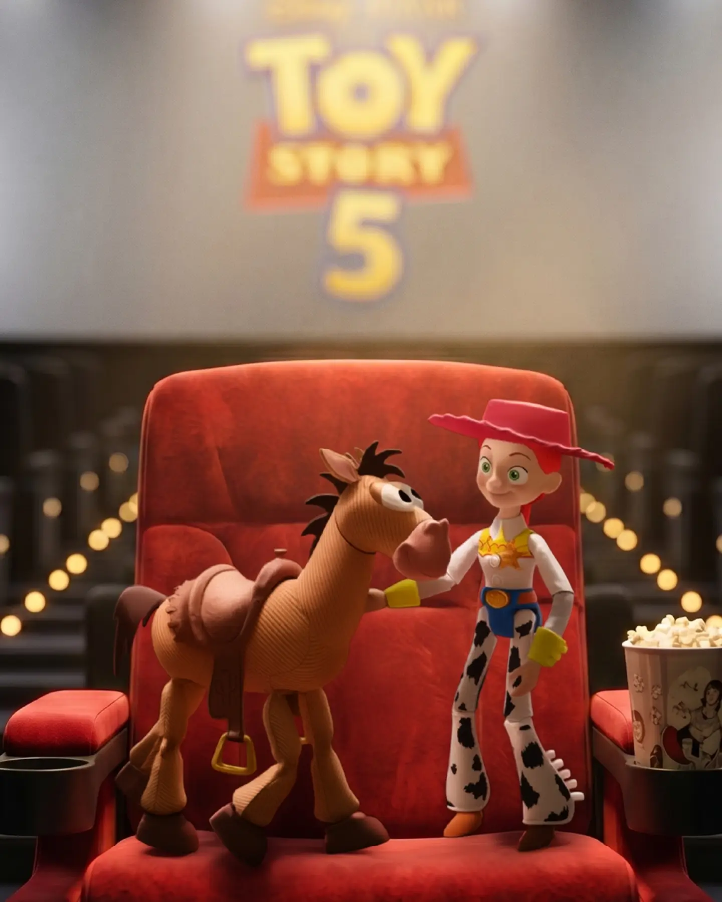 Jessie y Tiro al Blanco sentados en una butaca de cine con palomitas