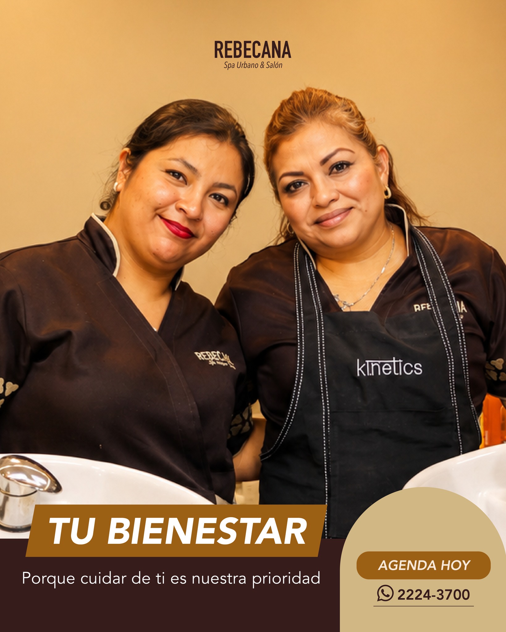 Dos estilistas de Rebecana en el salon, campana Agenda tu cita
