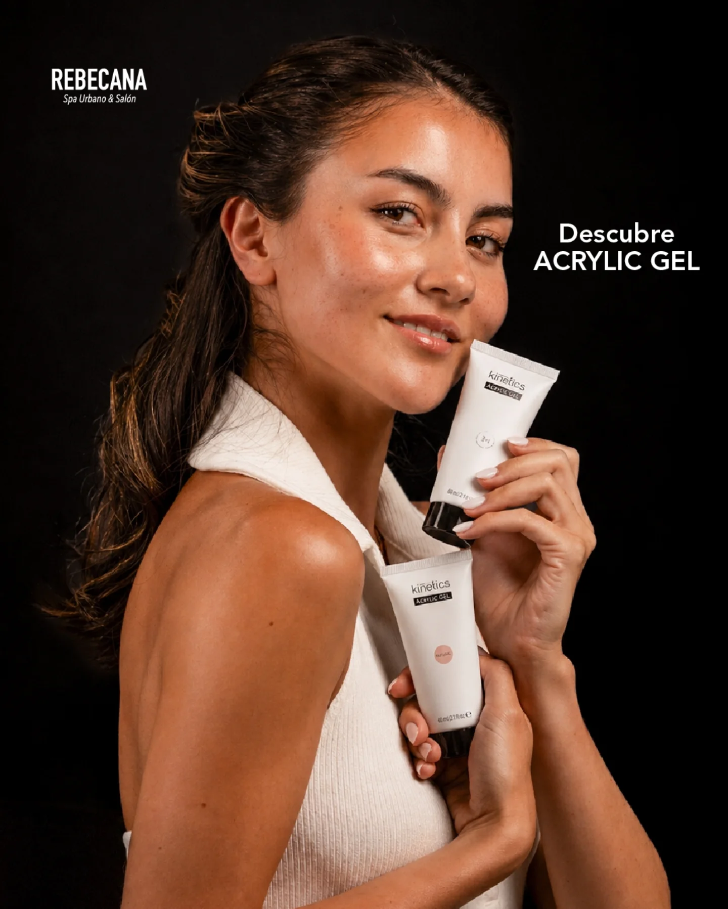 Modelo sosteniendo dos tubos de Acrylic Gel de Kinetics