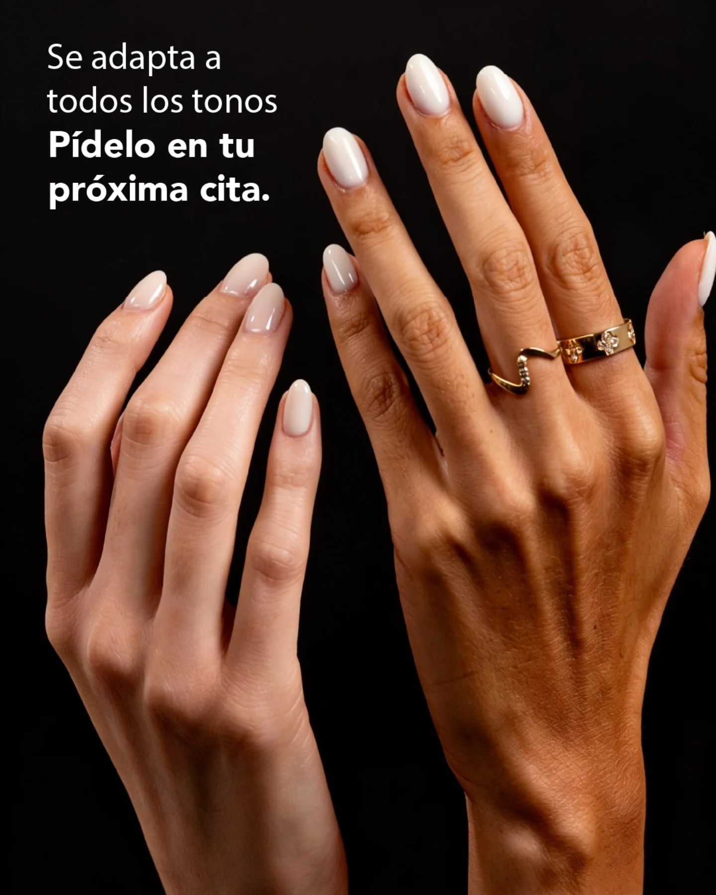 Dos manos de tonos de piel distintos con la misma manicura nude