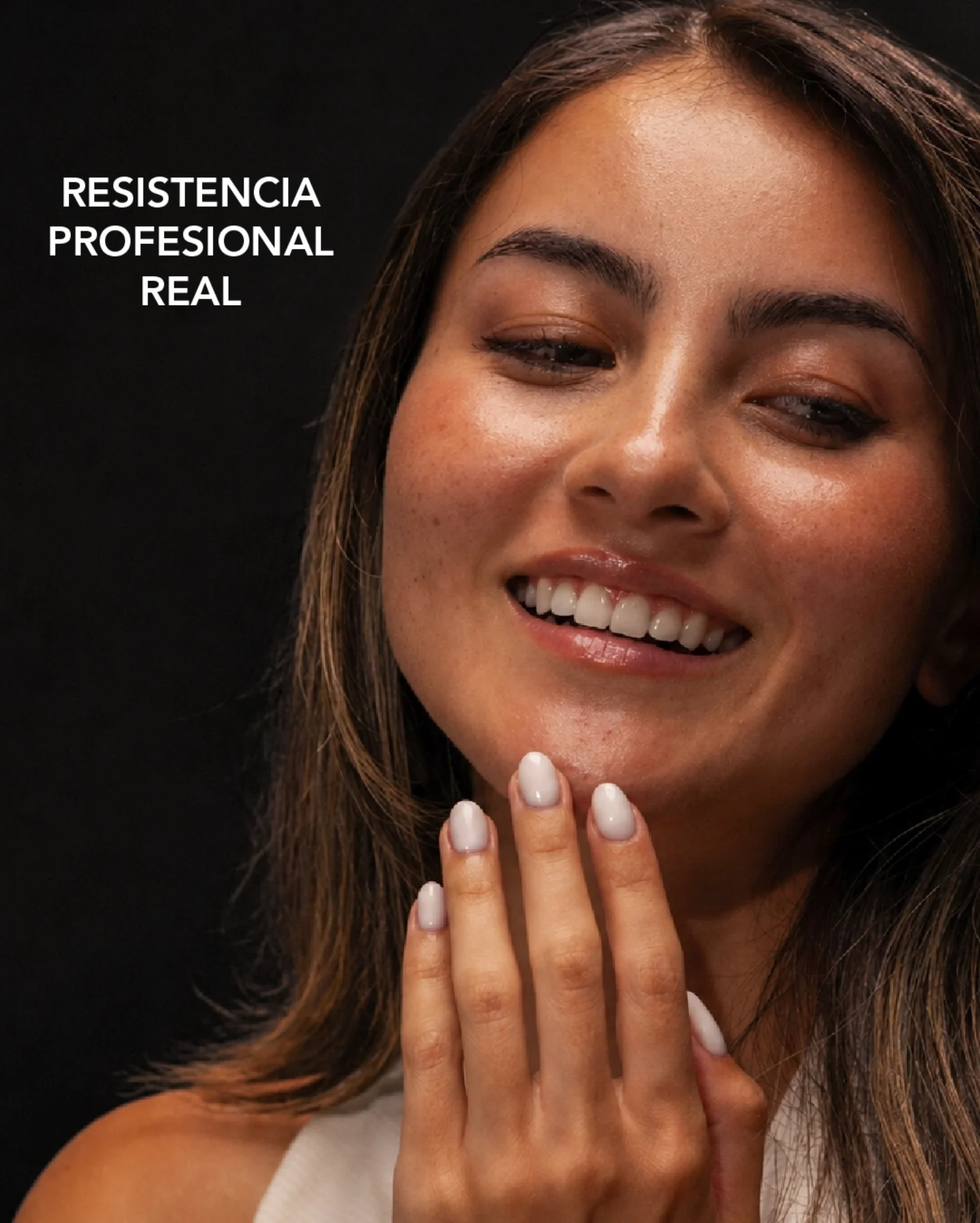 Primer plano de manicura nude junto al rostro de la modelo