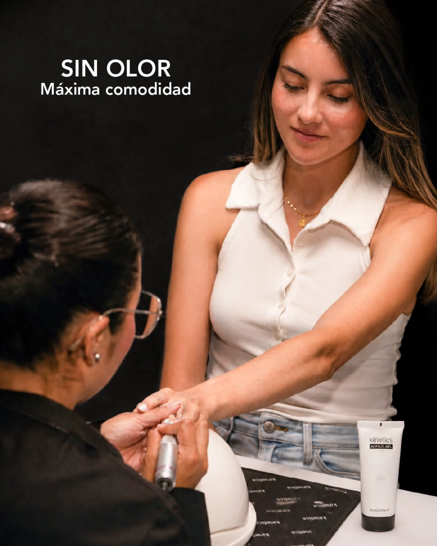 Manicurista aplicando Acrylic Gel a una clienta en el salon