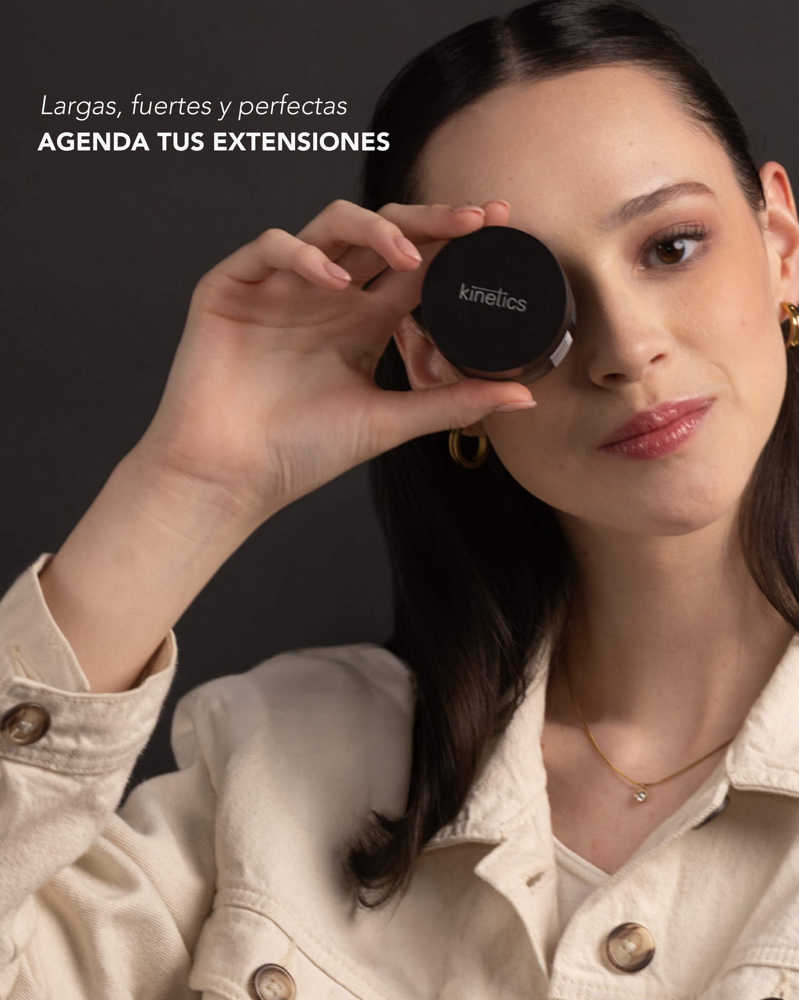 Modelo cubriendo un ojo con un pote de Classic Gel
