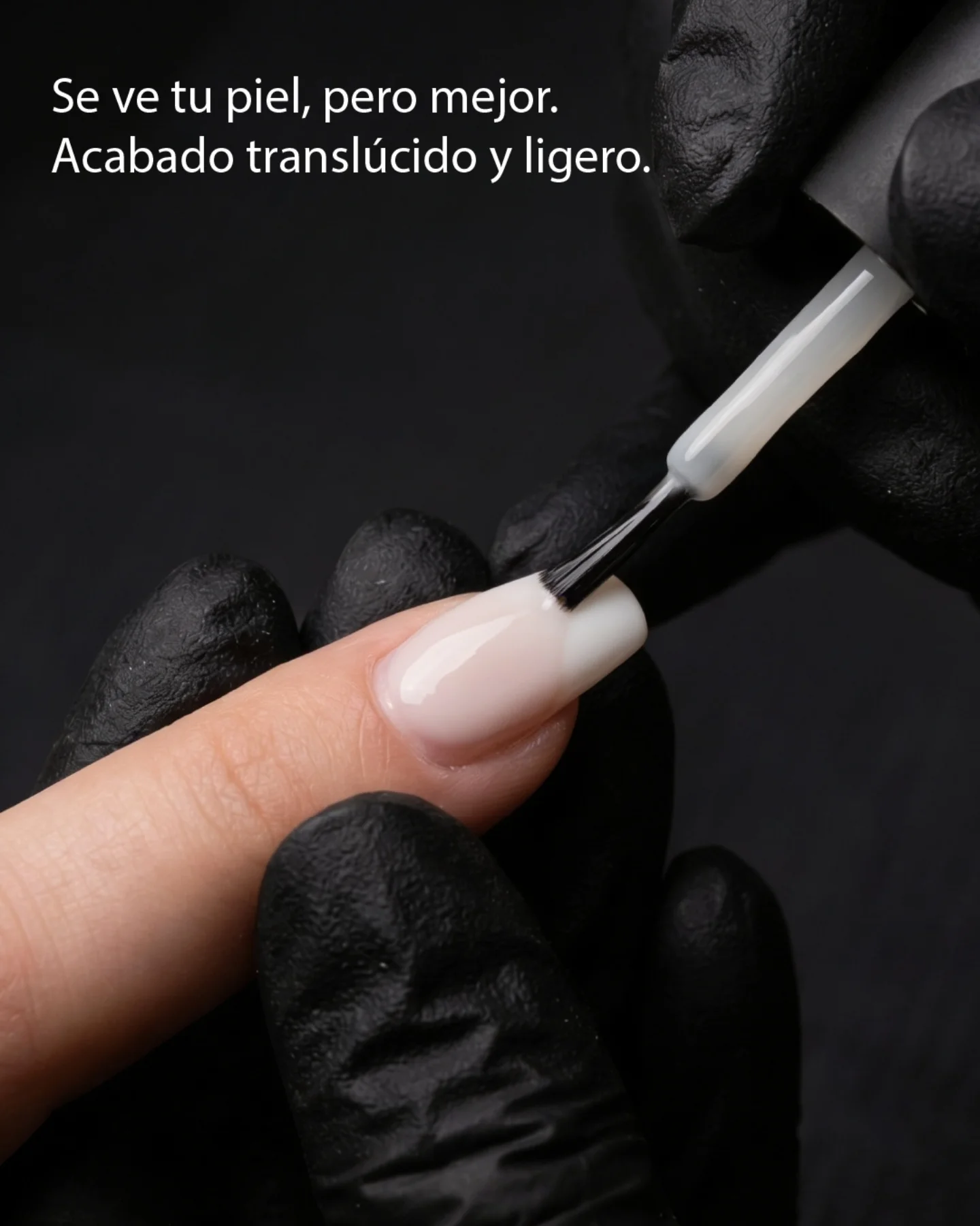 Aplicacion de Jelly Gel translucido con guantes negros