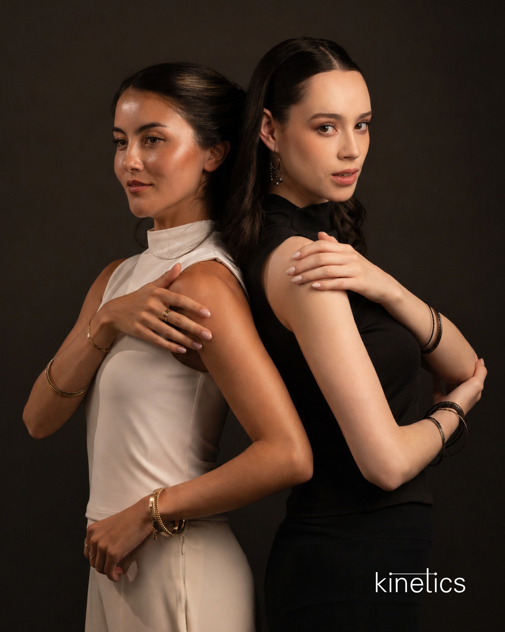Dos modelos espalda con espalda para la campana Kinetics