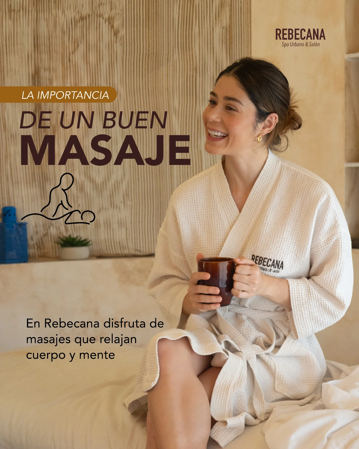 Modelo en bata sosteniendo una taza en el area de spa