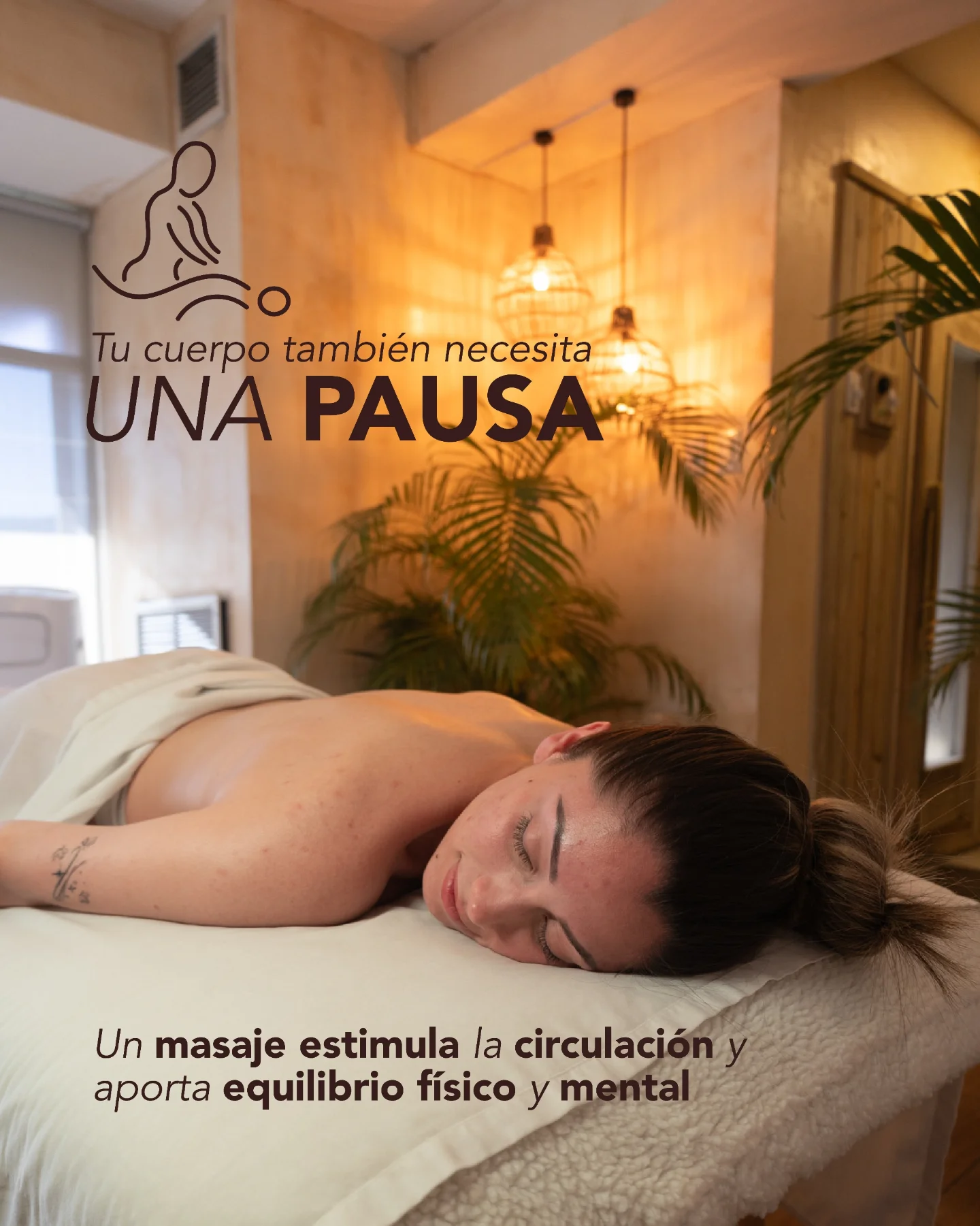 Clienta recostada en la camilla de masaje del spa