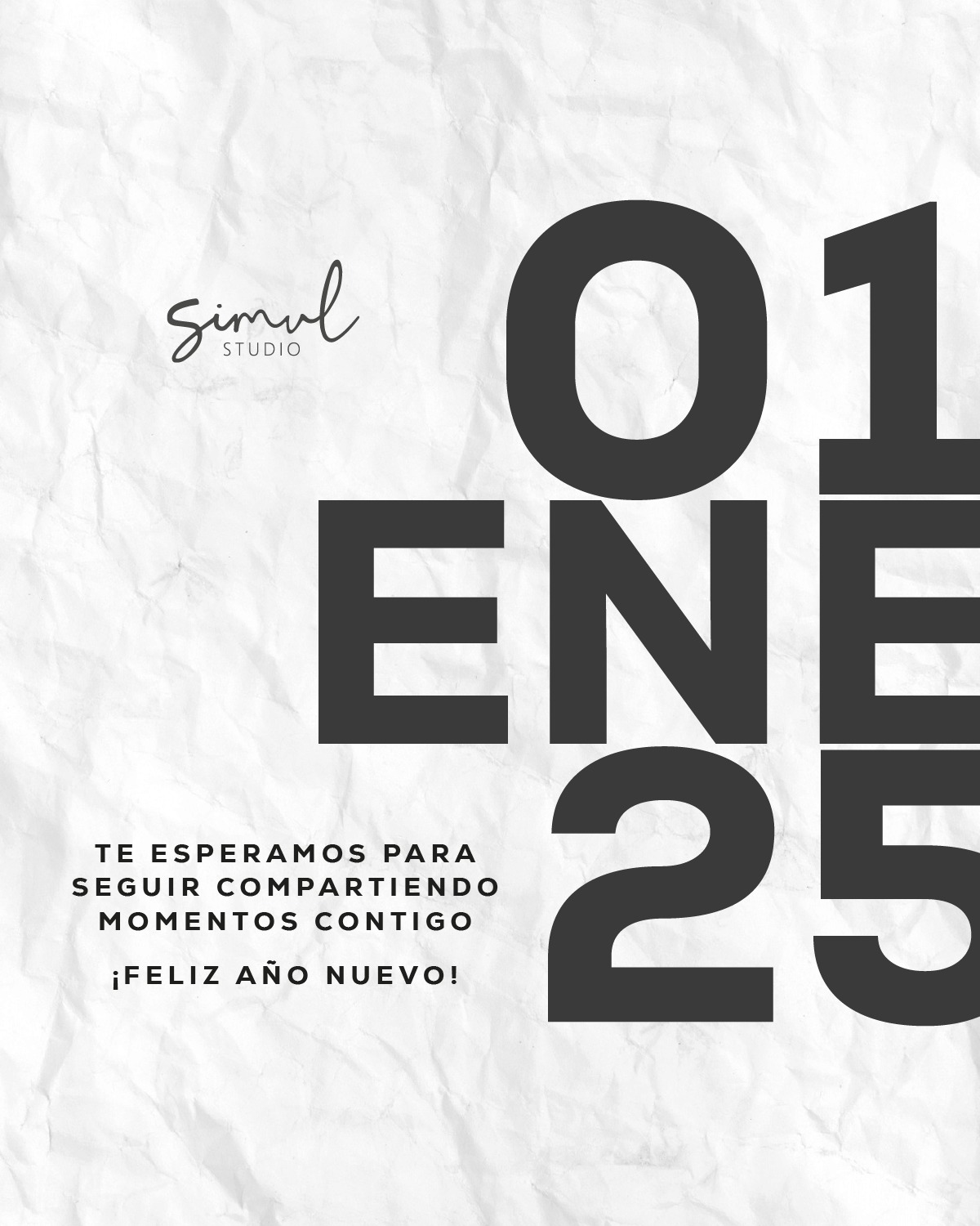 Pieza de Ano Nuevo con tipografia grande sobre papel arrugado