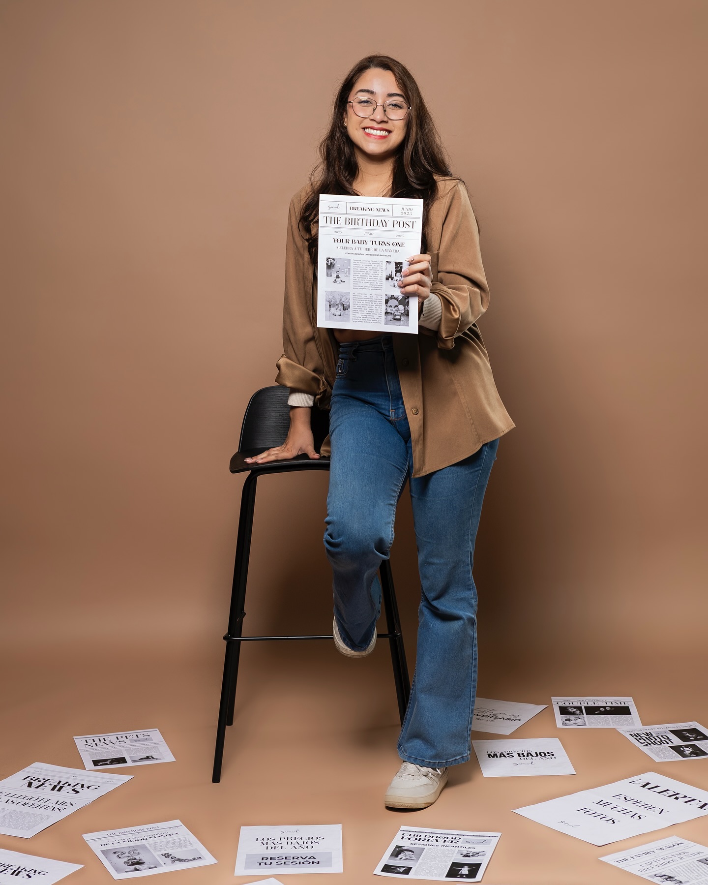Modelo de pie sosteniendo el periodico The History Post