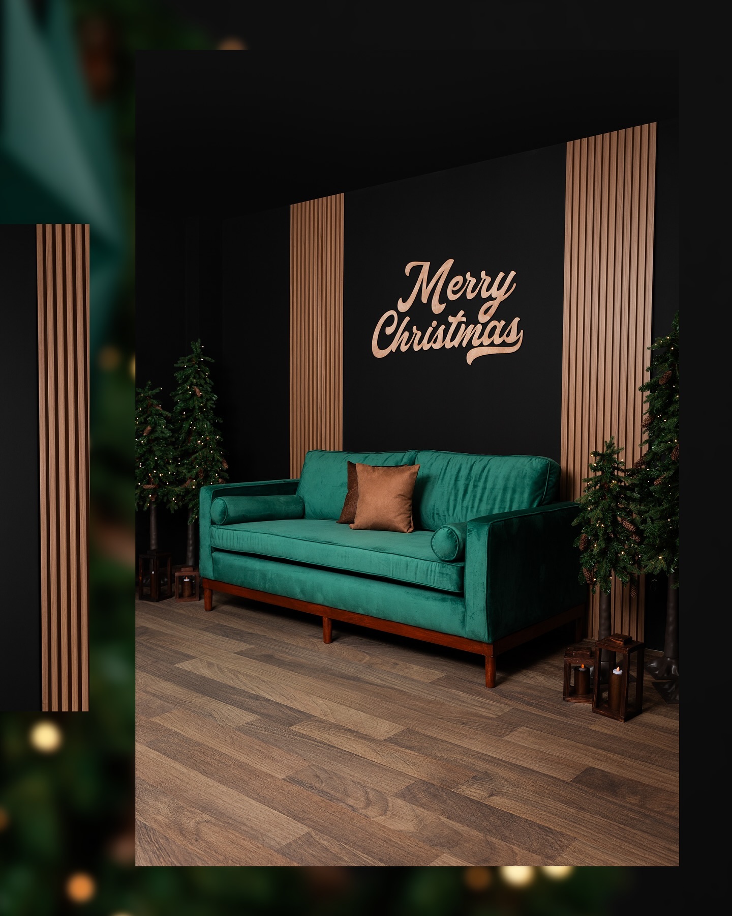 Sofa verde esmeralda bajo el rotulo Merry Christmas