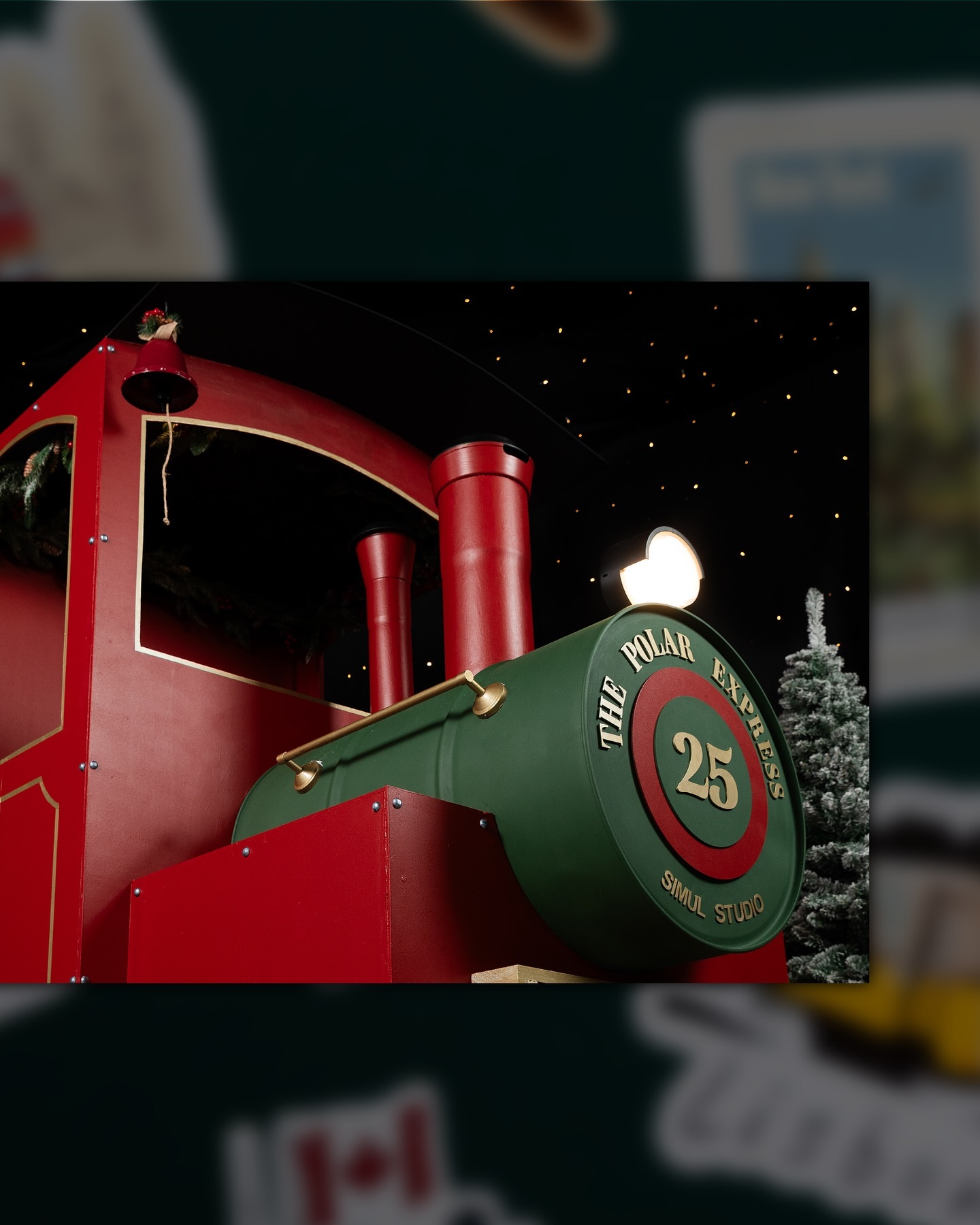 Primer plano de la locomotora del Polar Express