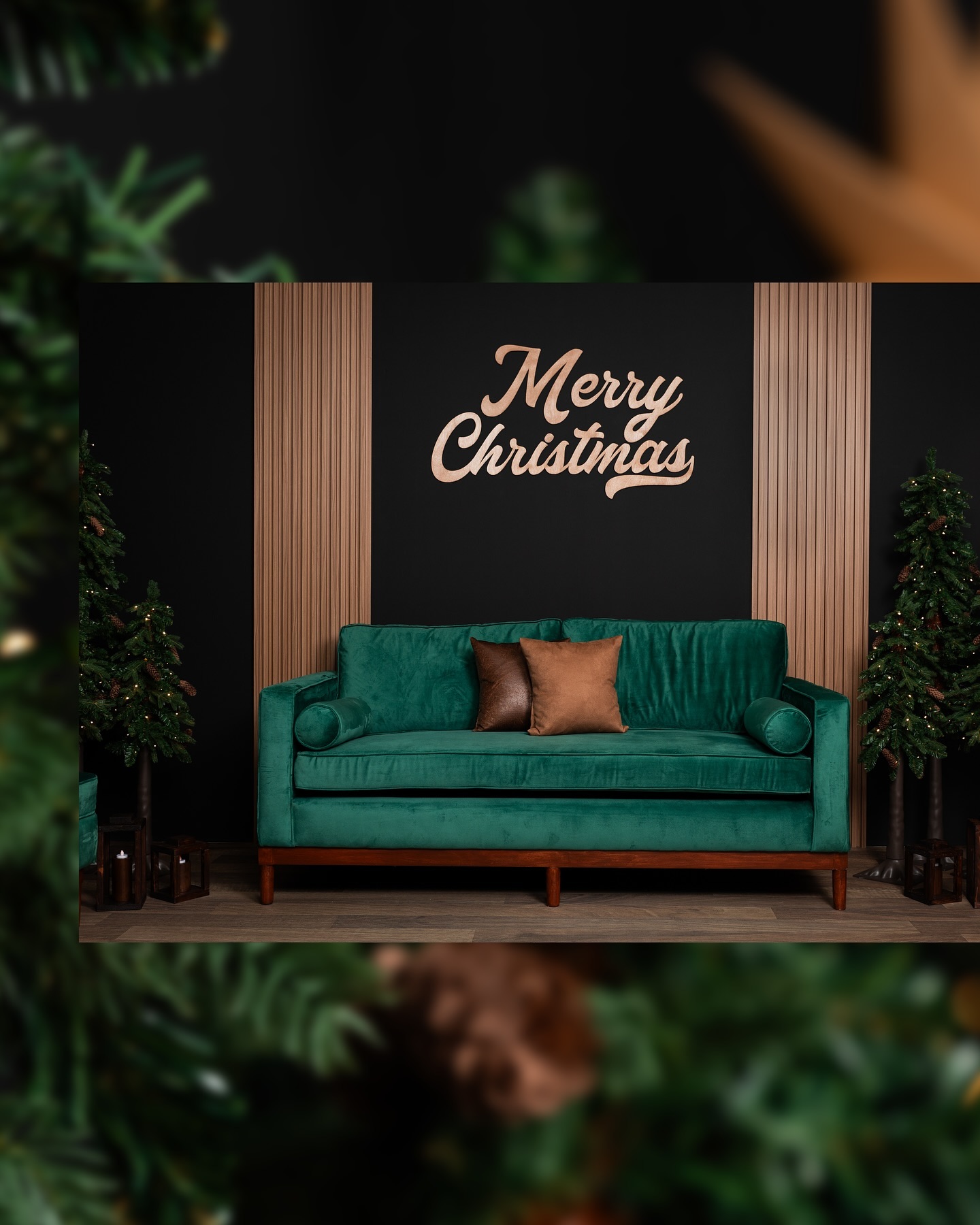 Sofa esmeralda y pinos del set navideno verde