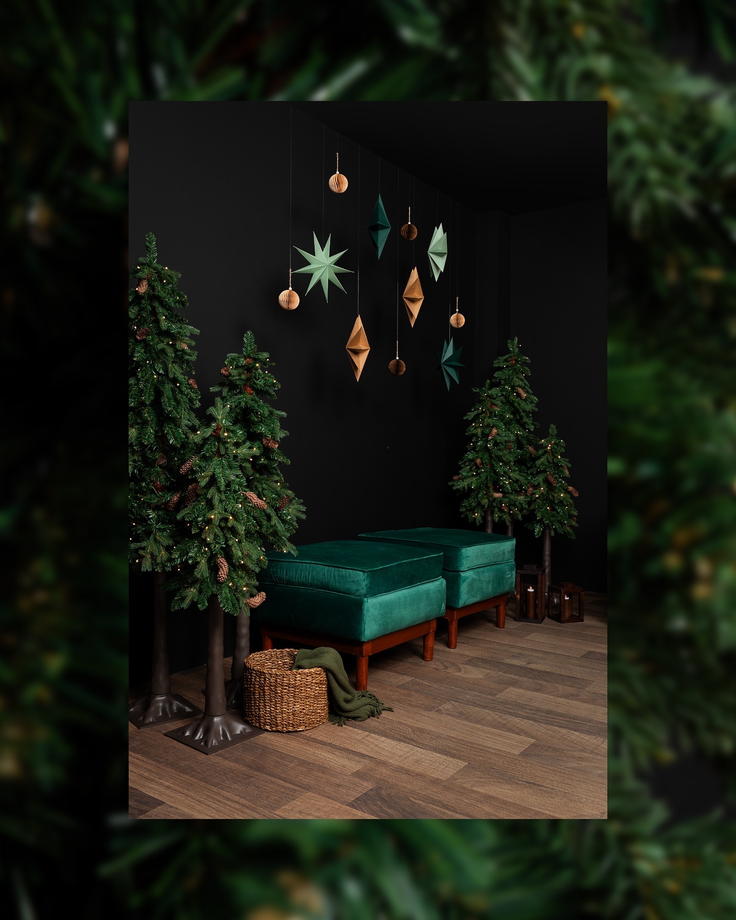 Banquetas verdes y estrellas de papel colgando