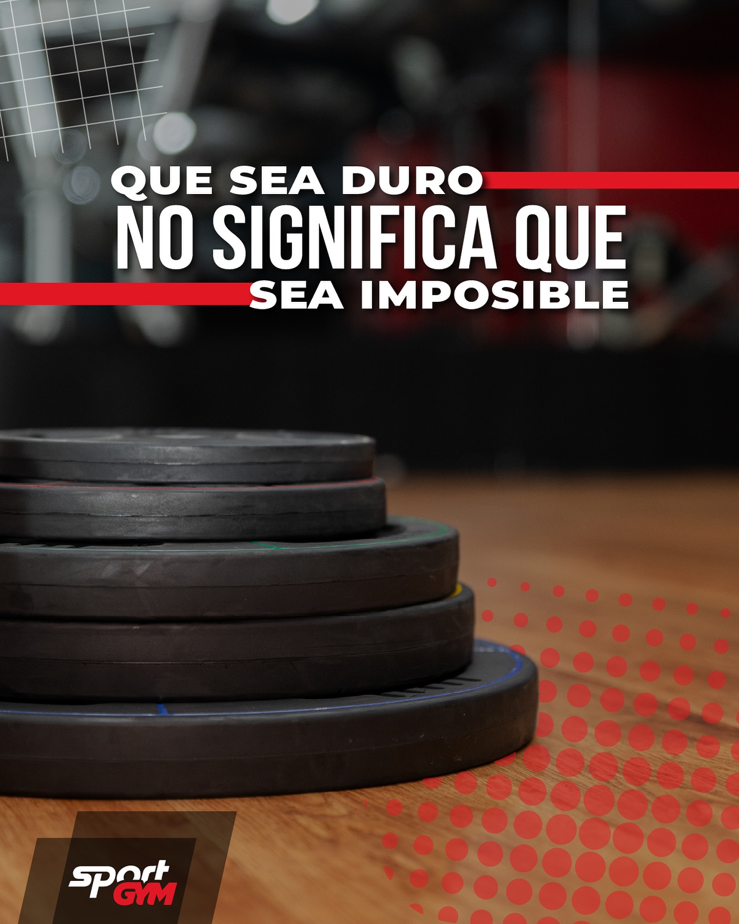 Discos de peso apilados sobre el piso del gimnasio